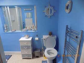 Отели типа «постель и завтрак» Cú Chulainns B&B Уэстпорт Семейный номер с ванной комнатой-12